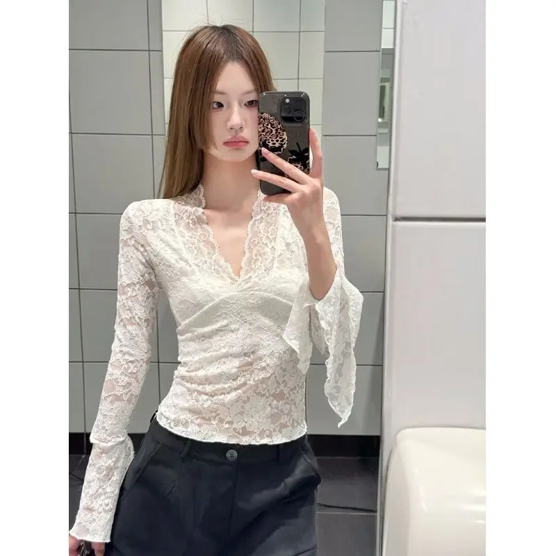 Top Women's Autumn Sexy V-neck Lace Fitted Waist Slimming Undershirt Slim-fit Bell-sleeve Long Sleeves Casual Fashionable Niche
Top Women's Autumn Sexy V-neck Lace Fitted Waist Slimming Undershirt Slim-fit Bell-sleeve Long Sleeves Casual Fashionable Niche