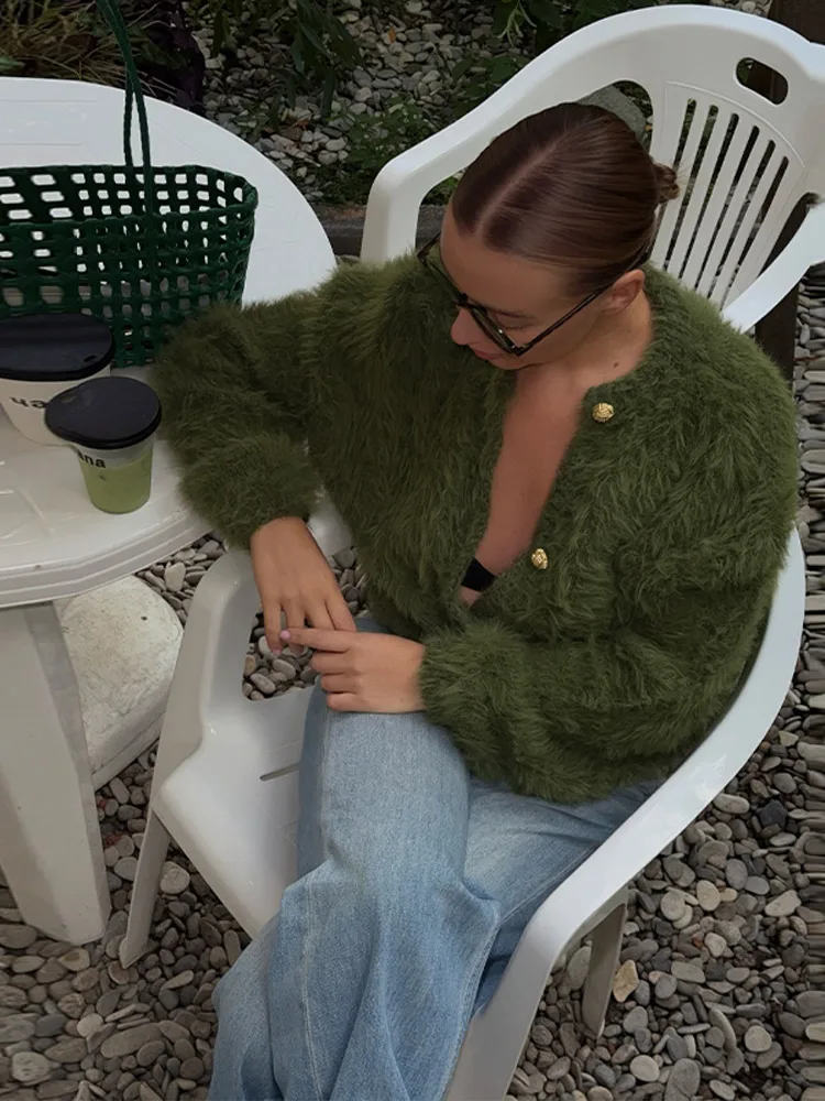 Casual Fuzzy Knitted Cardigan Women's Long Sleeve Golden Button Soft Loose Sweet Cropped Sweater 2026 Spring Lady Chic Outerwear
Casual Fuzzy Knitted Cardigan Women's Long Sleeve Golden Button Soft Loose Sweet Cropped Sweater 2026 Spring Lady Chic Outerwear