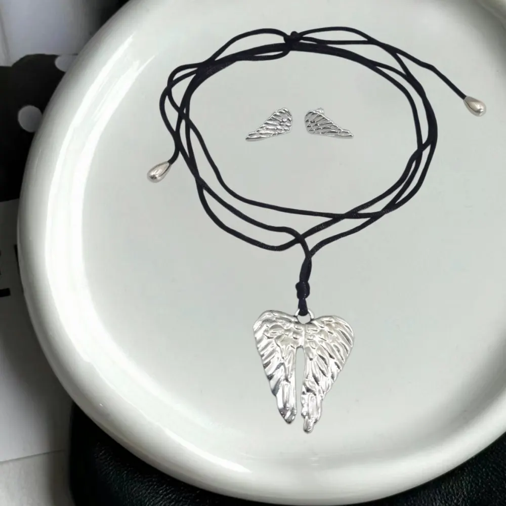 2026 Spain Trendy Casual Style Gold Silver Wings Earrings Leather Rope Necklace Jewelry Two Piece Set Holiday Gift
2026 Spain Trendy Casual Style Gold Silver Wings Earrings Leather Rope Necklace Jewelry Two Piece Set Holiday Gift