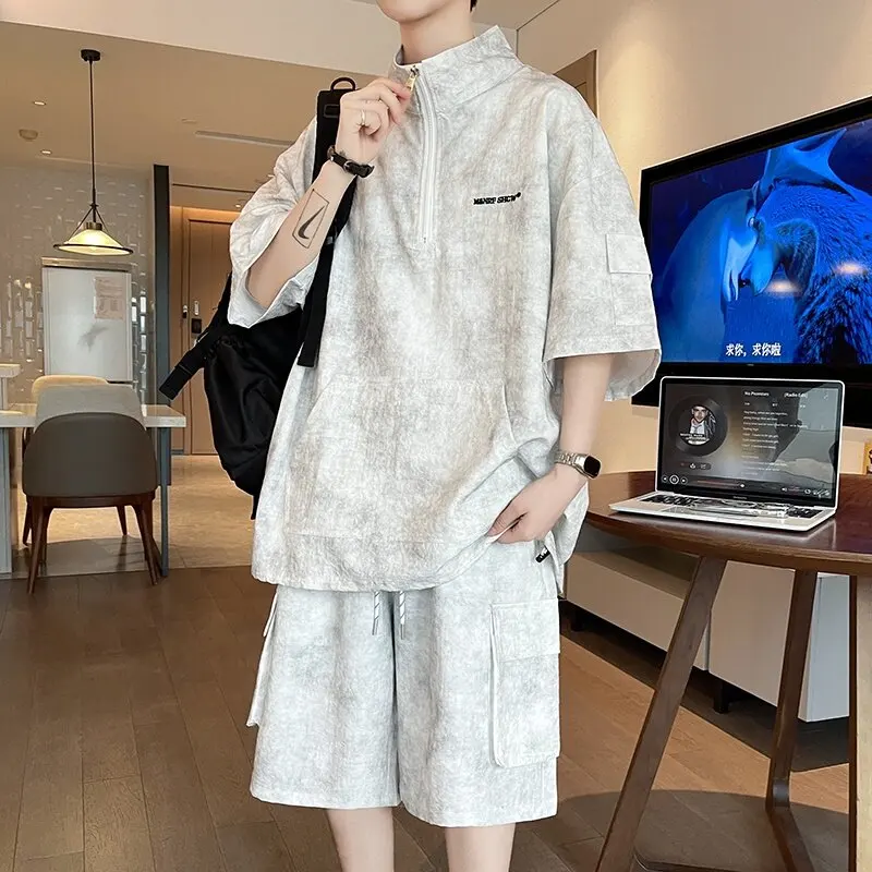 New Casual Short Sleeve Men's Sets 2026 Summer High Street Wear Half-Zip T-Shirts & Shorts Youth Top Tees & Five-Cents Pant Suit
New Casual Short Sleeve Men's Sets 2026 Summer High Street Wear Half-Zip T-Shirts & Shorts Youth Top Tees & Five-Cents Pant Suit