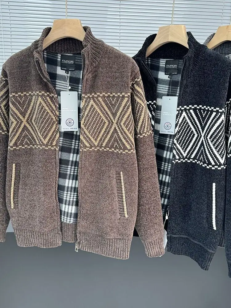 Мужской вязаный свитер на молнии с геометрическим узором в стиле ретро, с длинным воротником-стойкой, теплая верхняя одежда, модное городское зимнее пальто
Мужской вязаный свитер на молнии с геометрическим узором в стиле ретро, с длинным воротником-стойкой, теплая верхняя одежда, модное городское зимнее пальто