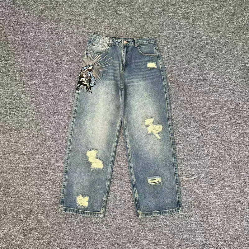 Джинсы DERSCHUTZE в американском винтажном стиле с вышивкой вишневого цвета и карповым узором, с эффектом потертости и рваными элементами, унисекс, повседневные, универсальные
Джинсы DERSCHUTZE в американском винтажном стиле с вышивкой вишневого цвета и карповым узором, с эффектом потертости и рваными элементами, унисекс, повседневные, универсальные