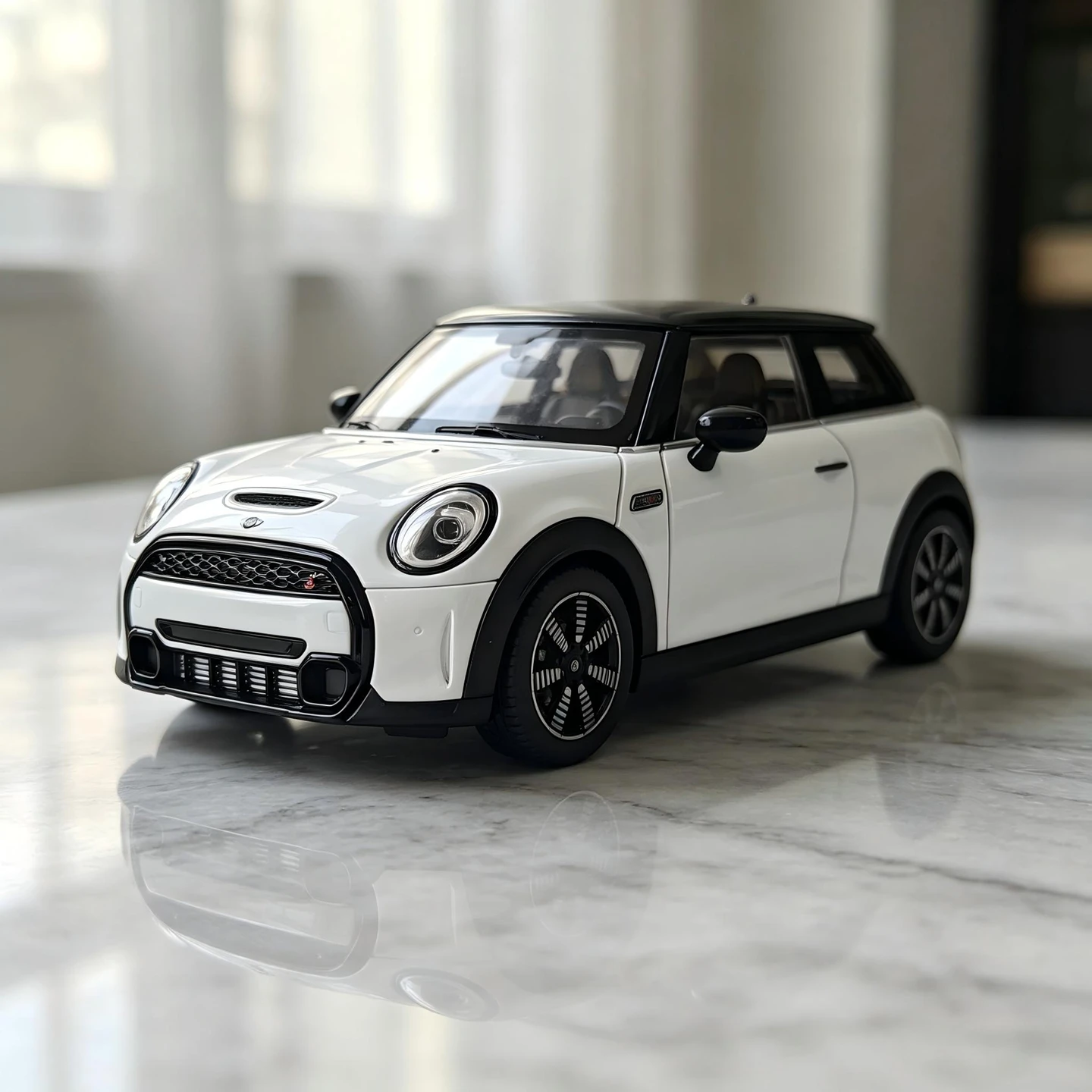 1: 18 simulation BMW mini Cooper s alloy car model decoration, collection of doors and engine hood, trunk can be opened
1: 18 simulation BMW mini Cooper s alloy car model decoration, collection of doors and engine hood, trunk can be opened