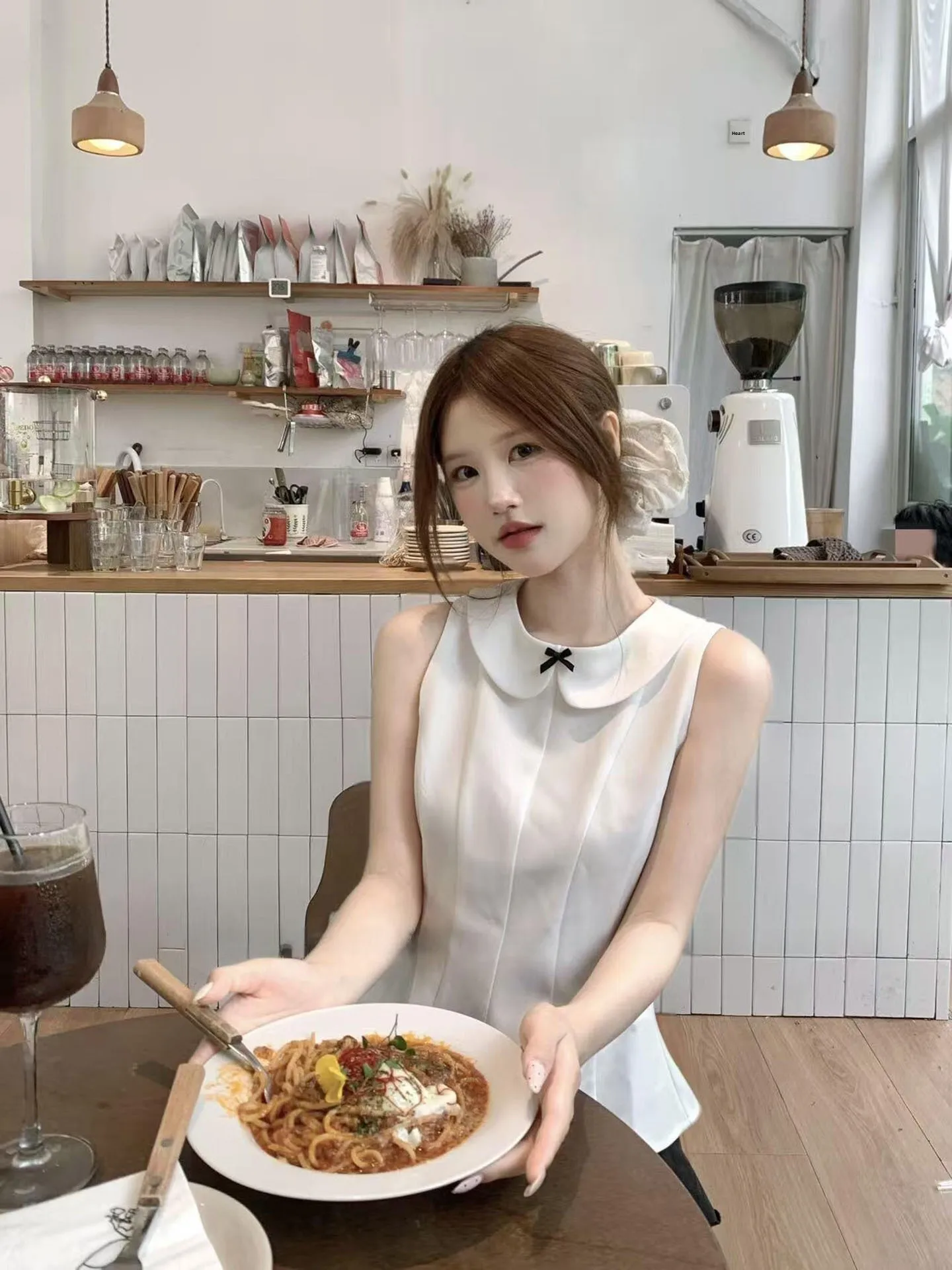 Elegant Knot Waist-Cinching Sleeveless Doll Collar Shirt for Women Commute Style Slim Fit Short Length Top
Elegant Knot Waist-Cinching Sleeveless Doll Collar Shirt for Women Commute Style Slim Fit Short Length Top