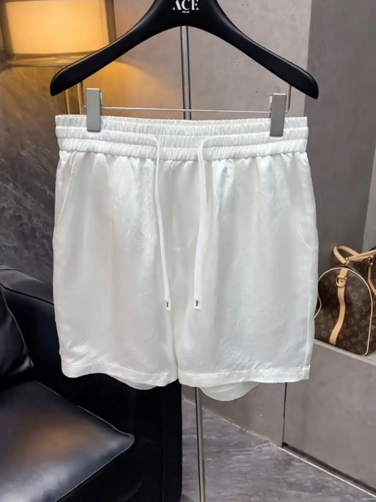 Summer Italian Vintage Style Men's Short Pants Breathable Ice Silk Acetate Satin Quick Dry Four-Quarter Casual Lightweight
Summer Italian Vintage Style Men's Short Pants Breathable Ice Silk Acetate Satin Quick Dry Four-Quarter Casual Lightweight