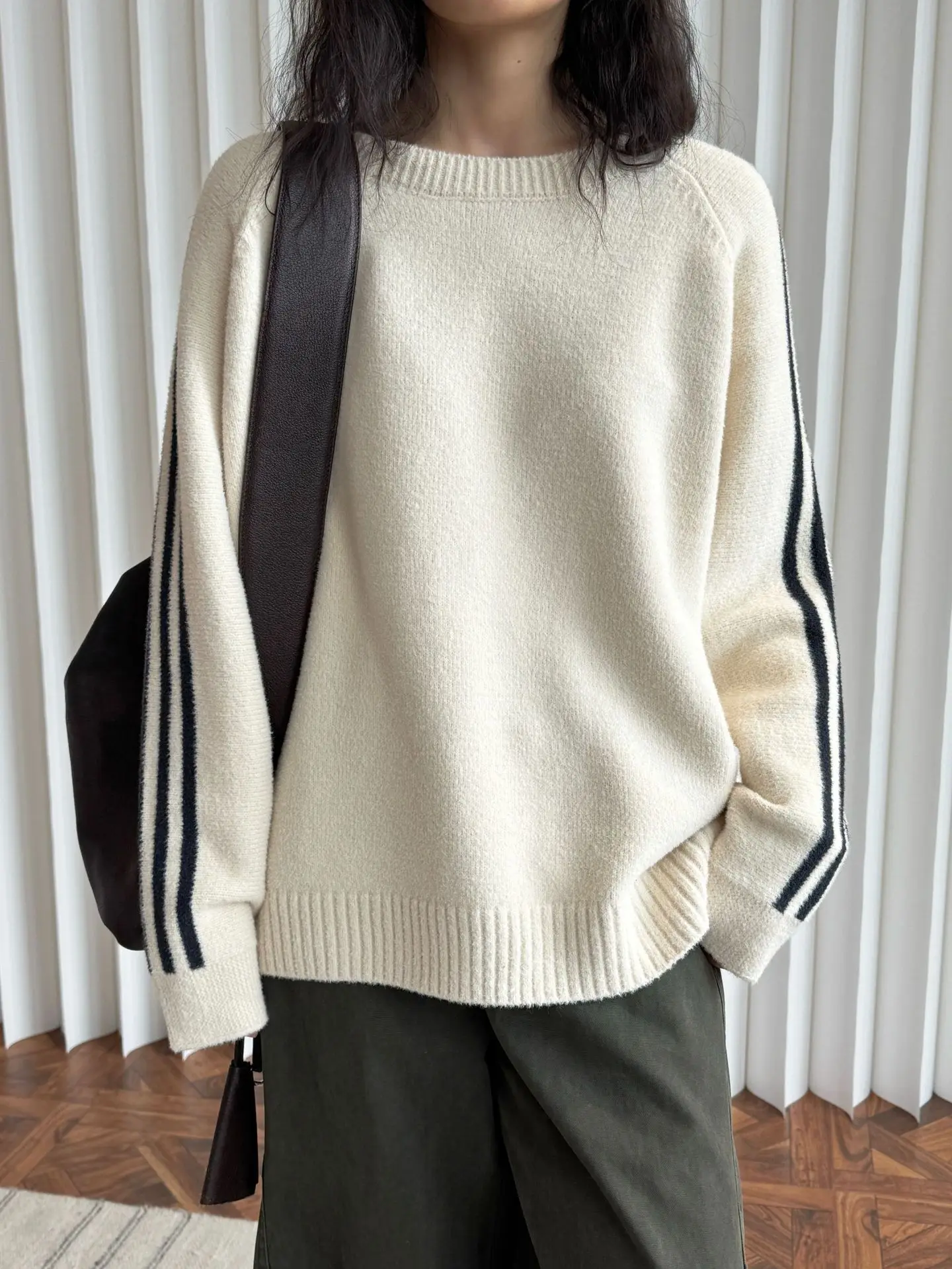 Spring and Autumn Women's Casual Solid Color Round Neck Long Sleeve Loose Sweater
Spring and Autumn Women's Casual Solid Color Round Neck Long Sleeve Loose Sweater