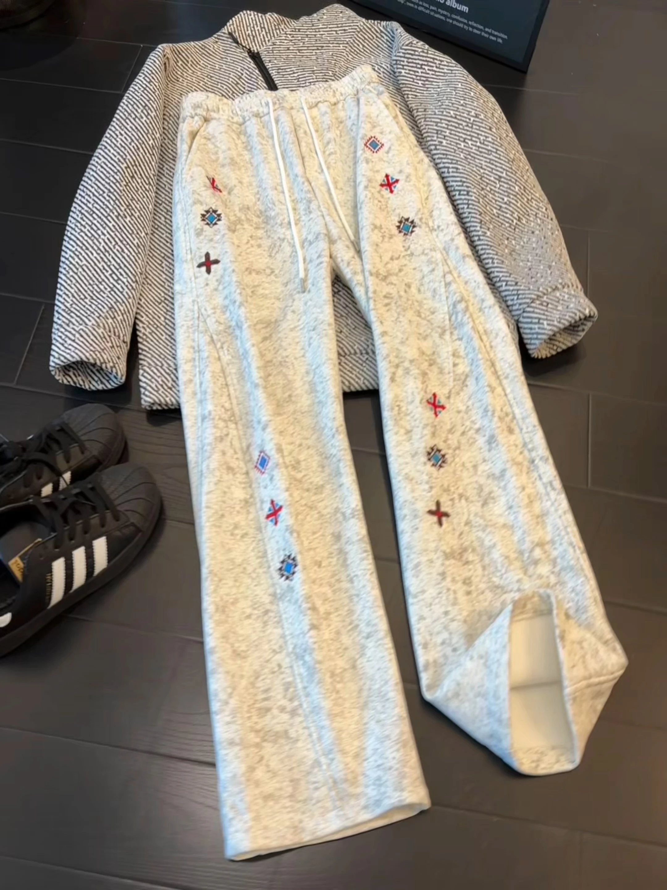 American Sle Tie Dye Embroidered Fce Men's Autumn Winter Clean Fit Angle Cut Knife Pants Wide Leg Sports Long Trousers
American Sle Tie Dye Embroidered Fce Men's Autumn Winter Clean Fit Angle Cut Knife Pants Wide Leg Sports Long Trousers