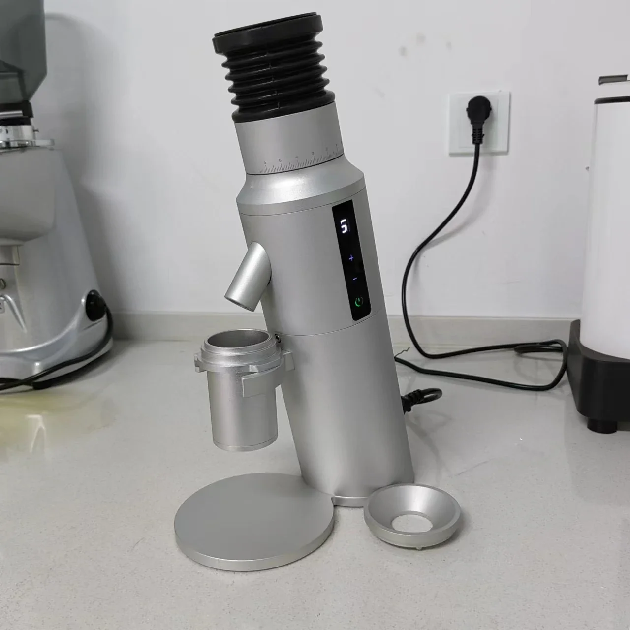 Dia 64 Titanium Burr Digital 7 Speeds Single Dosing Electric Coffee Espresso Grinder with Powder Blower
Dia 64 Titanium Burr Digital 7 Speeds Single Dosing Electric Coffee Espresso Grinder with Powder Blower