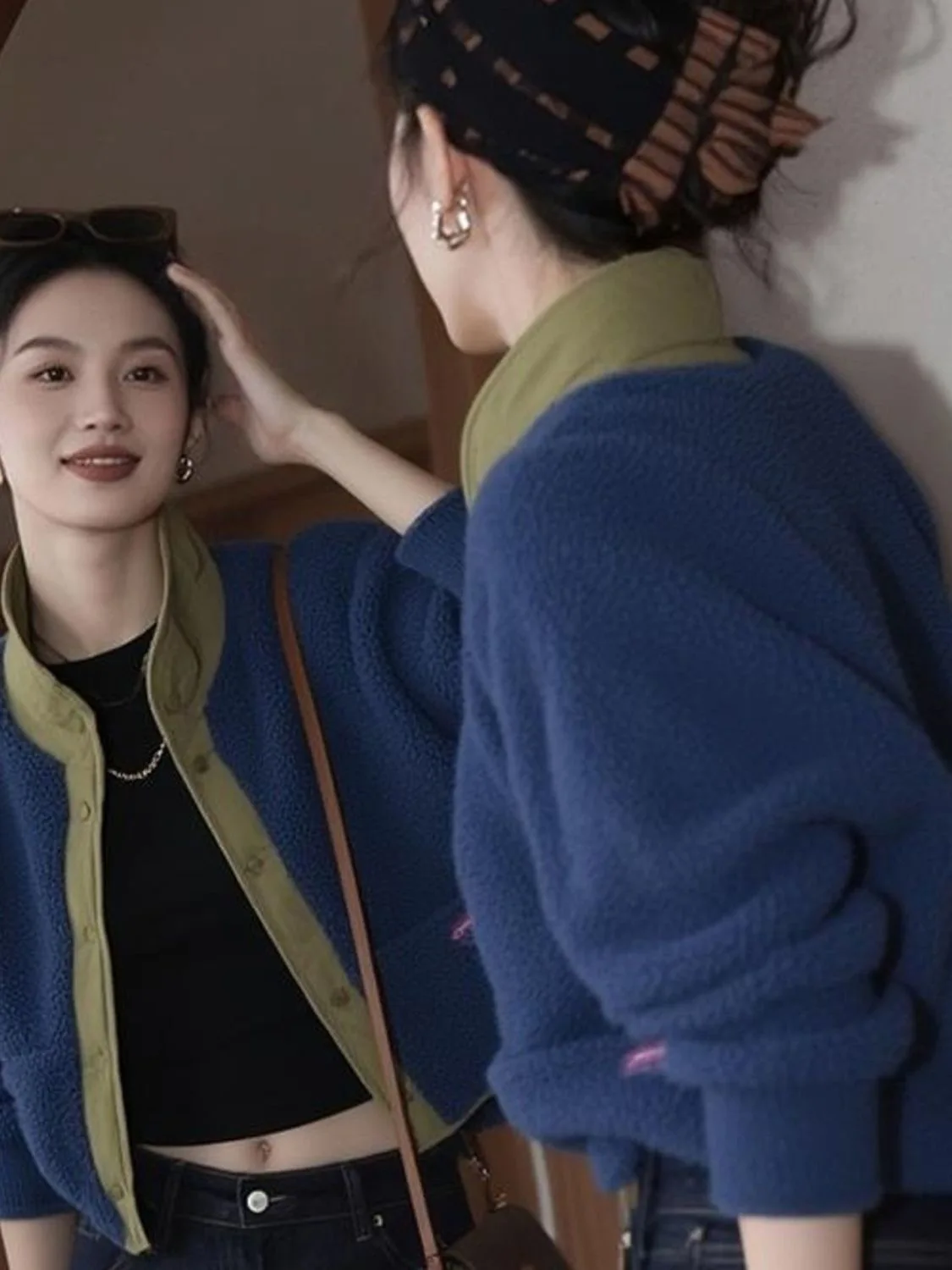 Синяя куртка с воротником из овечьей шерсти, женская, свободного кроя, повседневная, с цветными блоками, осенне-зимняя, новинка, модная верхняя одежда
Синяя куртка с воротником из овечьей шерсти, женская, свободного кроя, повседневная, с цветными блоками, осенне-зимняя, новинка, модная верхняя одежда