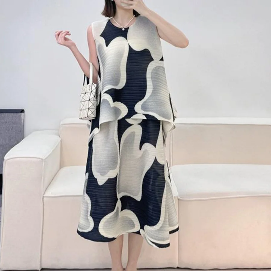 Miyake Pleated Women's Casual Suit 2026 New Abstract Cloud Print Round Neck Vest Top + Elastic Waist Skirt Two-piece Set
Miyake Pleated Women's Casual Suit 2026 New Abstract Cloud Print Round Neck Vest Top + Elastic Waist Skirt Two-piece Set