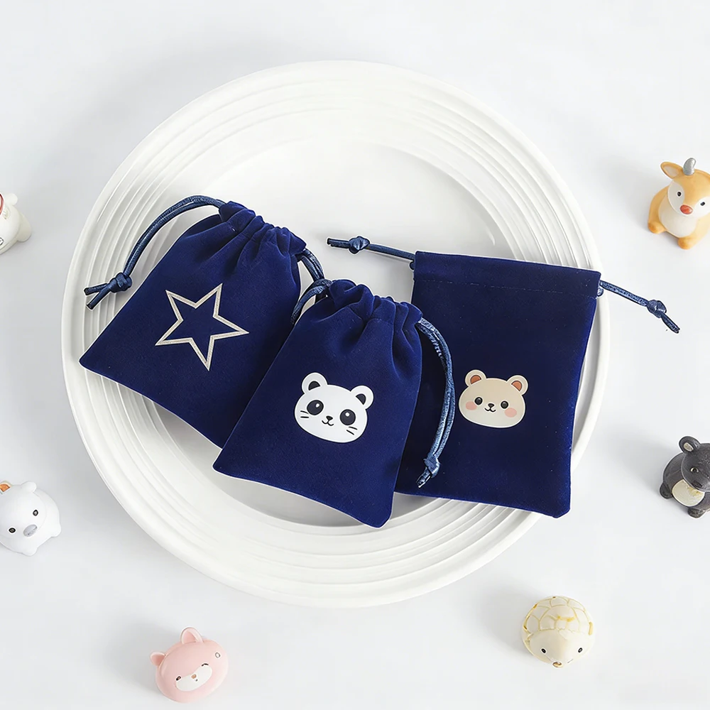 Оптовые бархатные мешочки на шнурке с тисненым логотипом на заказ, подарочные упаковочные пакеты для бутиков, роскошные маленькие мешочки для ювелирных изделий и серег, поставщик
Оптовые бархатные мешочки на шнурке с тисненым логотипом на заказ, подарочные упаковочные пакеты для бутиков, роскошные маленькие мешочки для ювелирных изделий и серег, поставщик