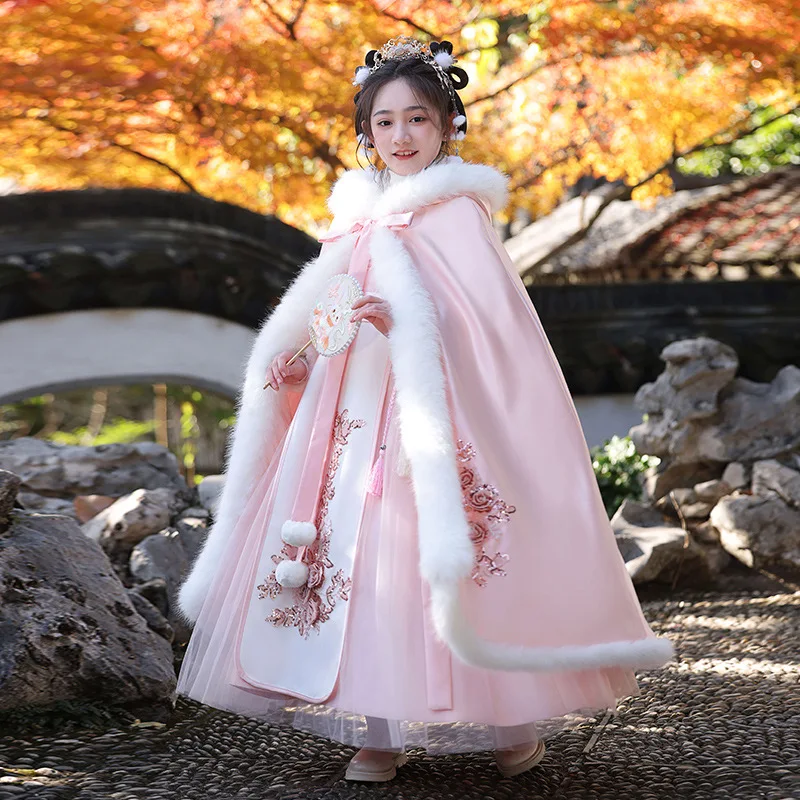 Новинка зимы 2024, сказочный ханьфу для девочек с плащом, детский костюм Тан с вышивкой, платье, детский подарок на день рождения, китайская новогодняя одежда
Новинка зимы 2024, сказочный ханьфу для девочек с плащом, детский костюм Тан с вышивкой, платье, детский подарок на день рождения, китайская новогодняя одежда