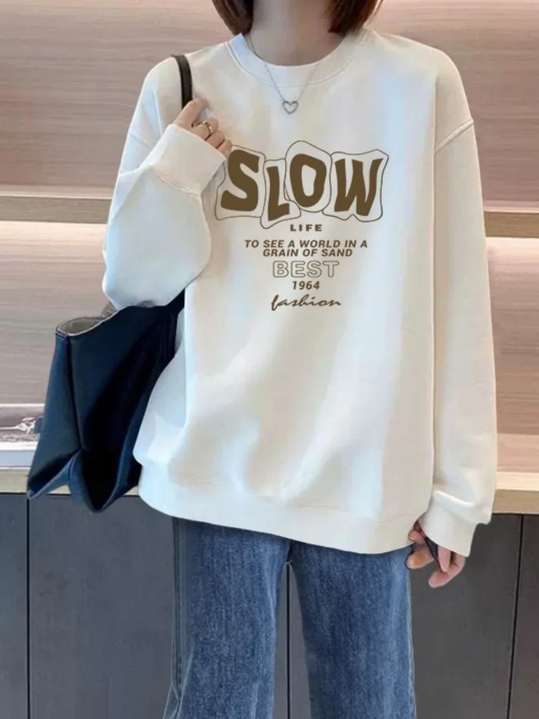 White round Neck Heavyweight Hoodie Women's Autumn Winter Loose Slimming Lazy Style Korean Versatile Top Trendy Streetwear
White round Neck Heavyweight Hoodie Women's Autumn Winter Loose Slimming Lazy Style Korean Versatile Top Trendy Streetwear