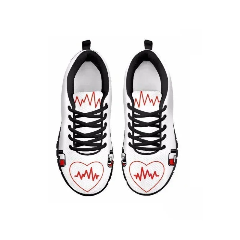 Женские кроссовки с принтом в виде сердца для медсестер, дышащие сетчатые туфли на плоской подошве для женщин и девушек, повседневная обувь для студенток и медработников.
Женские кроссовки с принтом в виде сердца для медсестер, дышащие сетчатые туфли на плоской подошве для женщин и девушек, повседневная обувь для студенток и медработников.