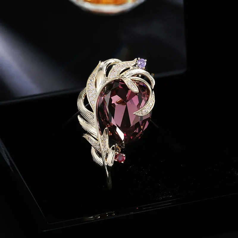 Высококлассный дизайн, ретро, модные, высококачественные броши с перьями, ниша, легкие роскошные пиджаки и модные аксессуары. 
Высококлассный дизайн, ретро, модные, высококачественные броши с перьями, ниша, легкие роскошные пиджаки и модные аксессуары.