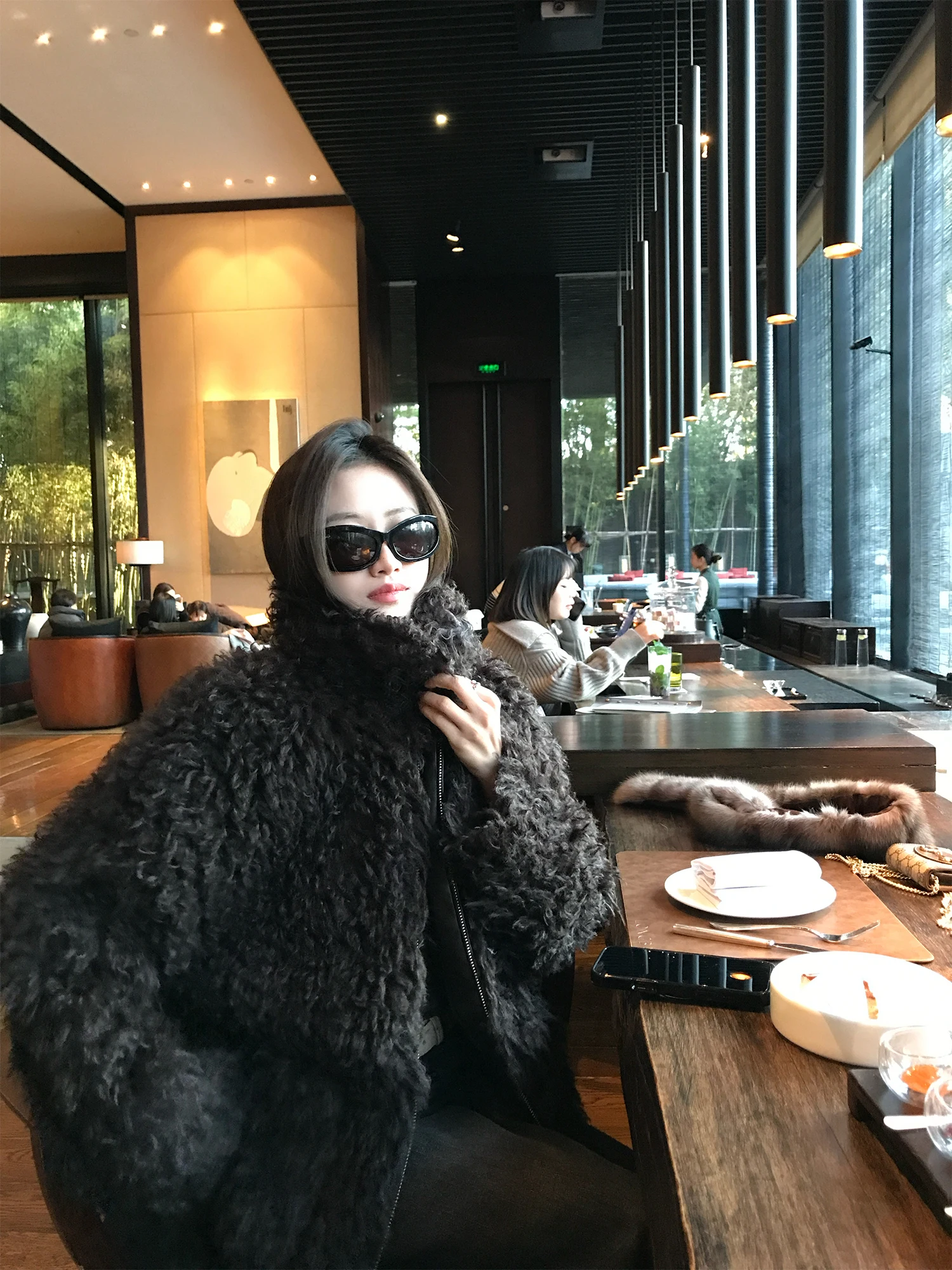 Экологичная женская куртка из смесовой шерсти с искусственным мехом, модная, с отложным воротником, на молнии, теплая, прямого кроя, короткая, для повседневной носки
Экологичная женская куртка из смесовой шерсти с искусственным мехом, модная, с отложным воротником, на молнии, теплая, прямого кроя, короткая, для повседневной носки