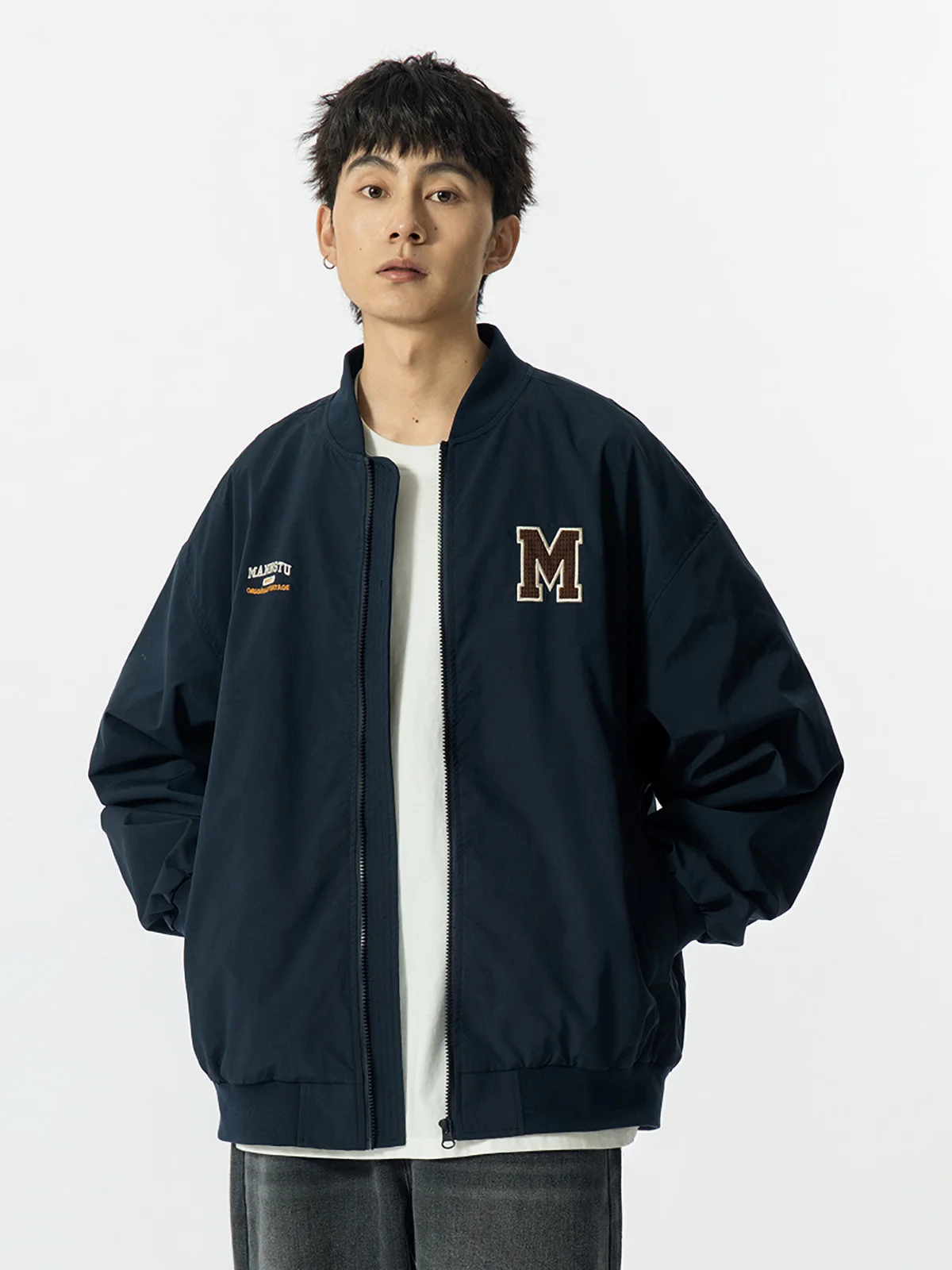 Новинка 2024, мужская куртка с бейсбольным воротником и вышивкой в американском стиле ретро, свободная повседневная верхняя одежда из полиэфирного волокна
Новинка 2024, мужская куртка с бейсбольным воротником и вышивкой в американском стиле ретро, свободная повседневная верхняя одежда из полиэфирного волокна