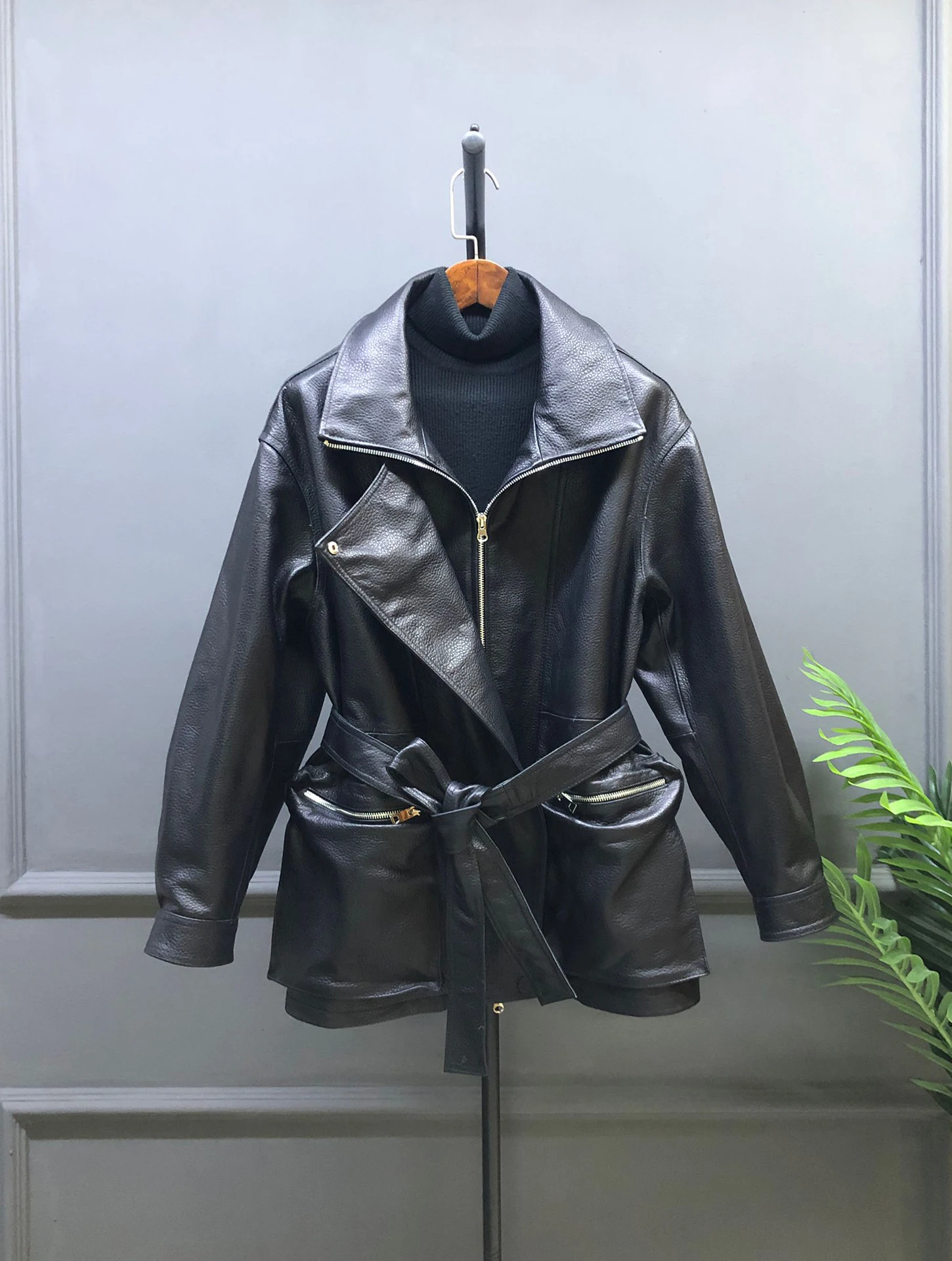 Real eep Leather Jaet Medium Length Zipper Suit Collar Biker Waist Cinched Outerwear Multiple kets Faionable Women's...
Real eep Leather Jaet Medium Length Zipper Suit Collar Biker Waist Cinched Outerwear Multiple kets Faionable Women's...