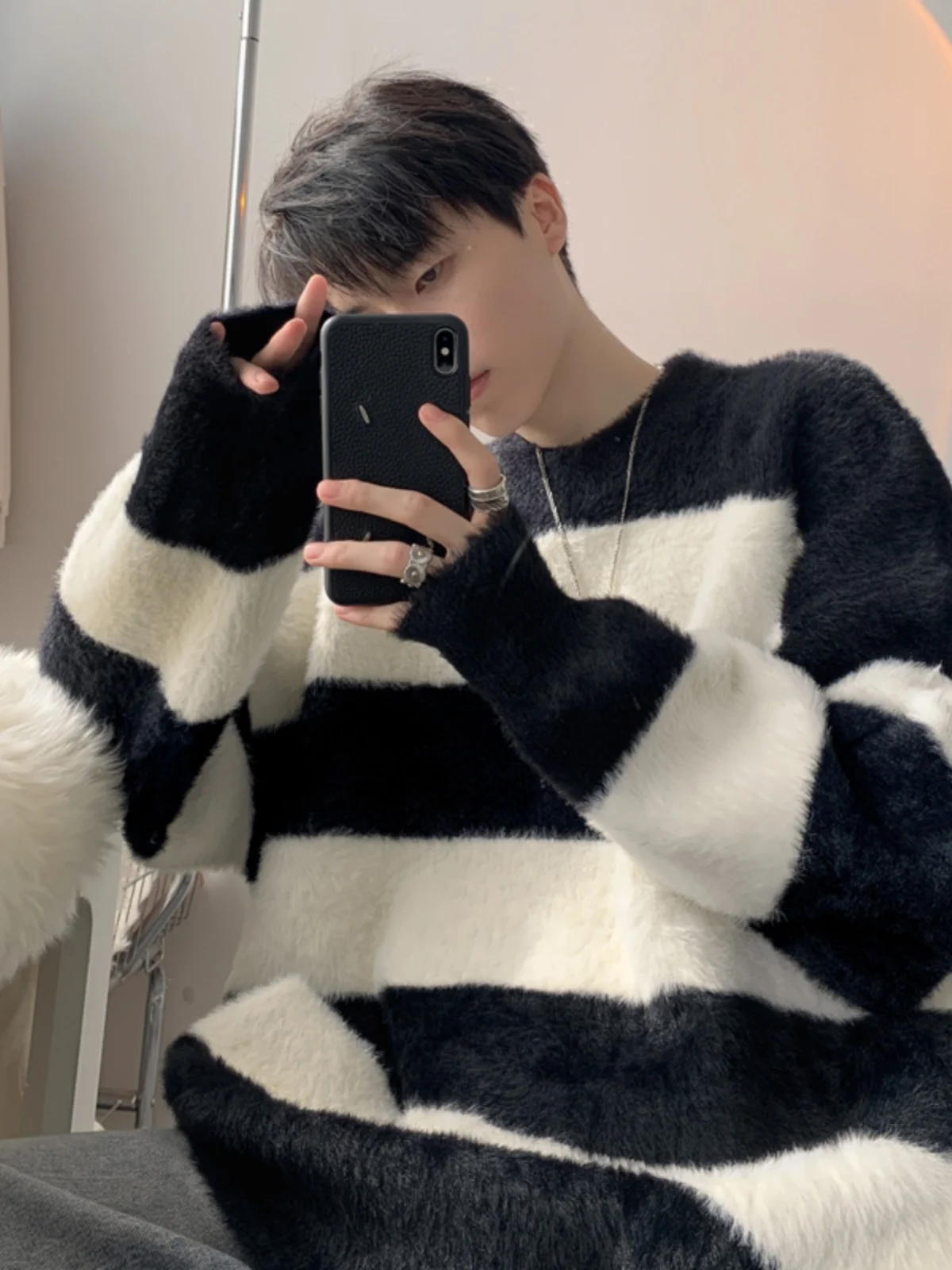 Мягкий теплый вязаный свитер из мериносовой шерсти для мужчин, осенне-зимний, в полоску, повседневная верхняя одежда, утолщенный, в корейском стиле, для ленивого образа
Мягкий теплый вязаный свитер из мериносовой шерсти для мужчин, осенне-зимний, в полоску, повседневная верхняя одежда, утолщенный, в корейском стиле, для ленивого образа