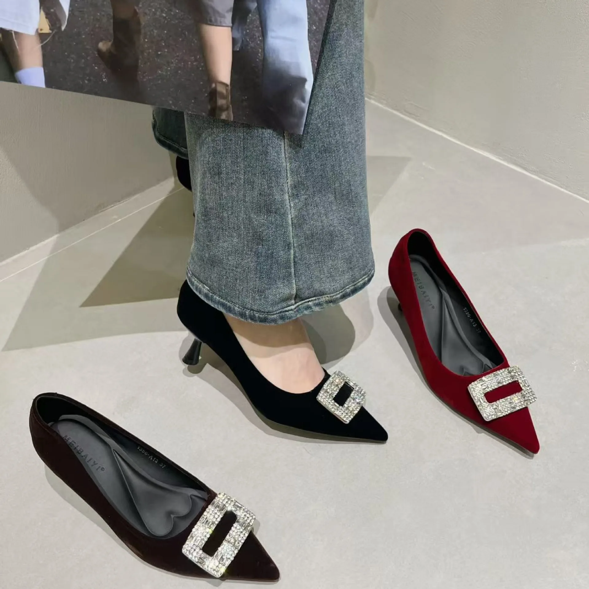 Elegant Black Rhinestone High Heels Women's Thin Heel Fashionable Velvet Pointed Toe Low Cut Single Shoes Luxury Design
Elegant Black Rhinestone High Heels Women's Thin Heel Fashionable Velvet Pointed Toe Low Cut Single Shoes Luxury Design