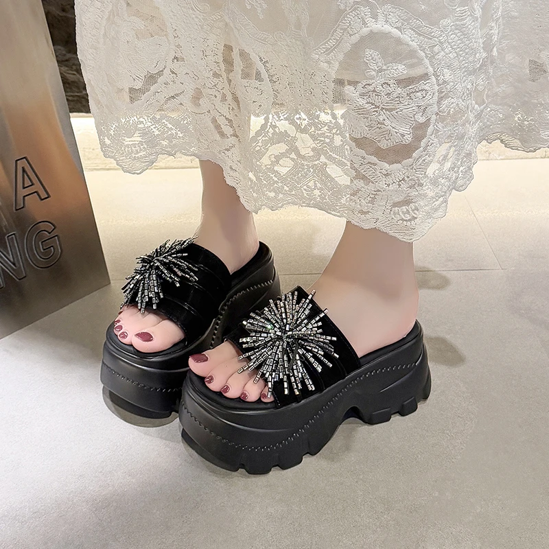 8.5CM Women High Heels Slippers New 2026 Summer Outdoor Slip-on Crystal Flower Sandals Comfortable Chunky Beach Flip Flops
8.5CM Women High Heels Slippers New 2026 Summer Outdoor Slip-on Crystal Flower Sandals Comfortable Chunky Beach Flip Flops