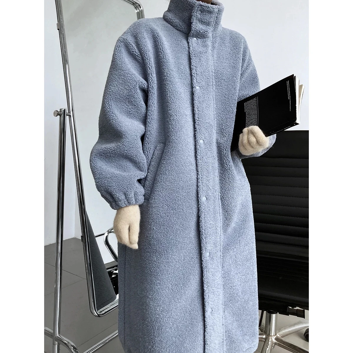 Winter Women's Shearling Lamb Wool Trench Coat Loose Thickened Button Up Front Long Coat Warm Overcoat for Women 2022
Winter Women's Shearling Lamb Wool Trench Coat Loose Thickened Button Up Front Long Coat Warm Overcoat for Women 2022
