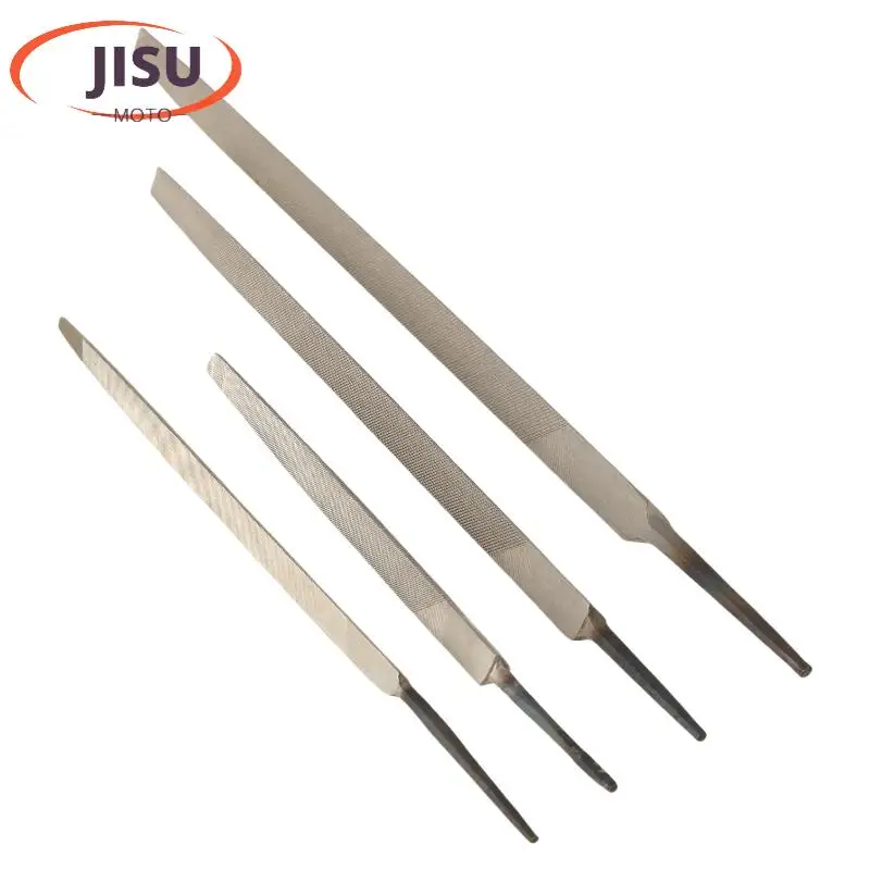 Треугольный напильник используется для снятия заусенцев с металлическими краями в обслуживании мотоциклов.
Треугольный напильник используется для снятия заусенцев с металлическими краями в обслуживании мотоциклов.