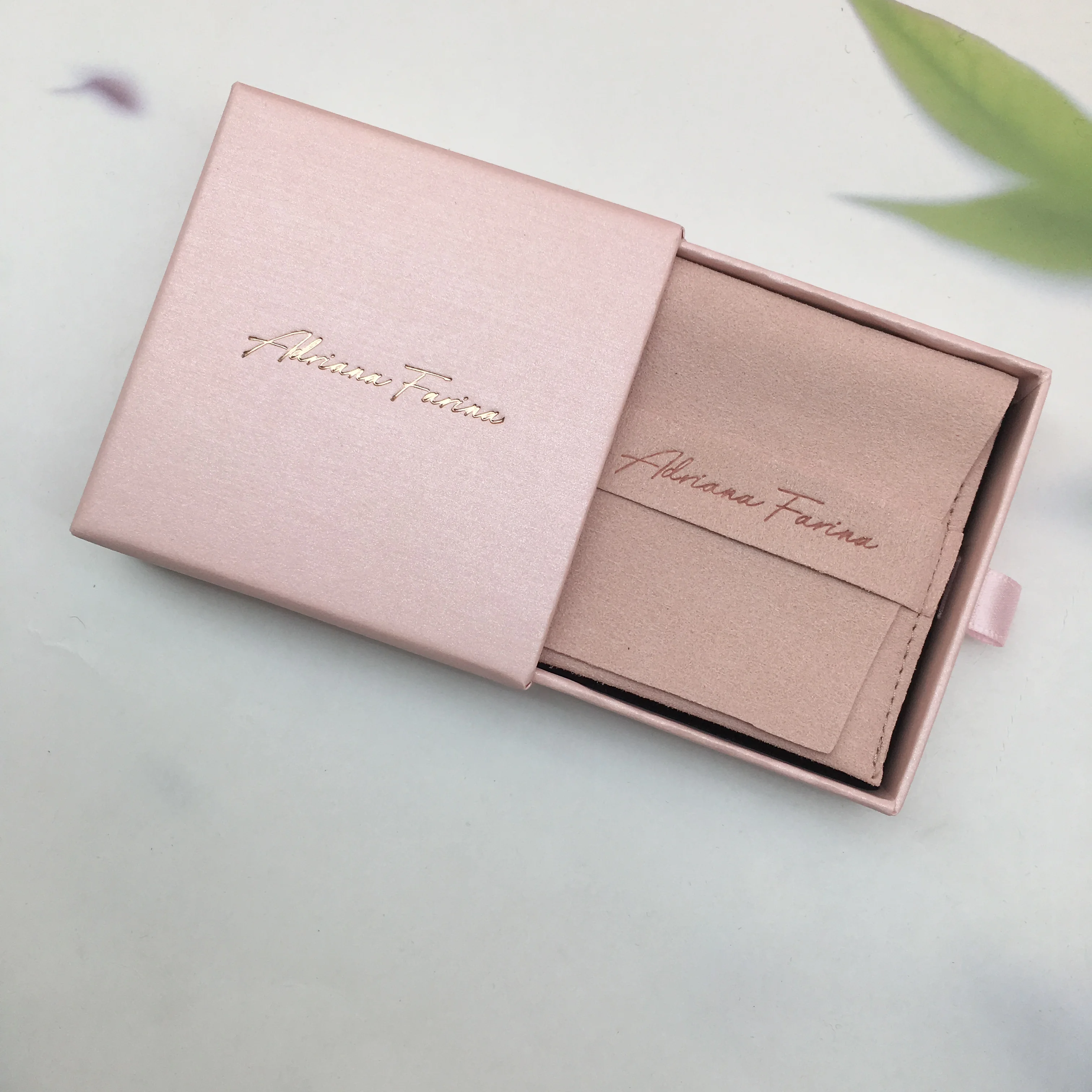 9*9*2.5cm Paper Custom Jewelry Gift Box with Bag Pouch Personalized Logo Chic Small Jewelry Packaging Bulk Drawer Cardboard
9*9*2.5cm Paper Custom Jewelry Gift Box with Bag Pouch Personalized Logo Chic Small Jewelry Packaging Bulk Drawer Cardboard