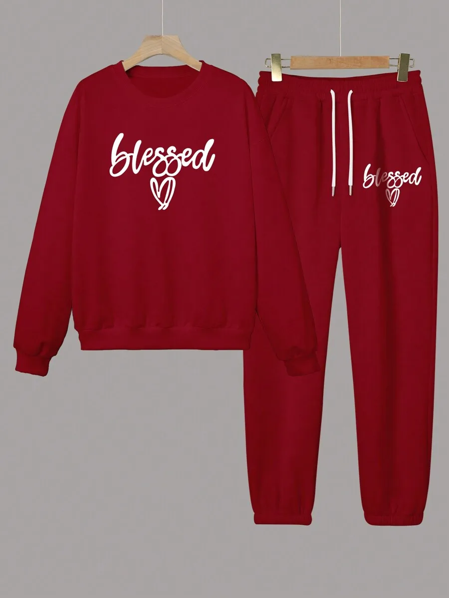 Красный комплект для отдыха из двух предметов с принтом «Blessed» — свободный флисовый свитшот и джоггеры
Красный комплект для отдыха из двух предметов с принтом «Blessed» — свободный флисовый свитшот и джоггеры