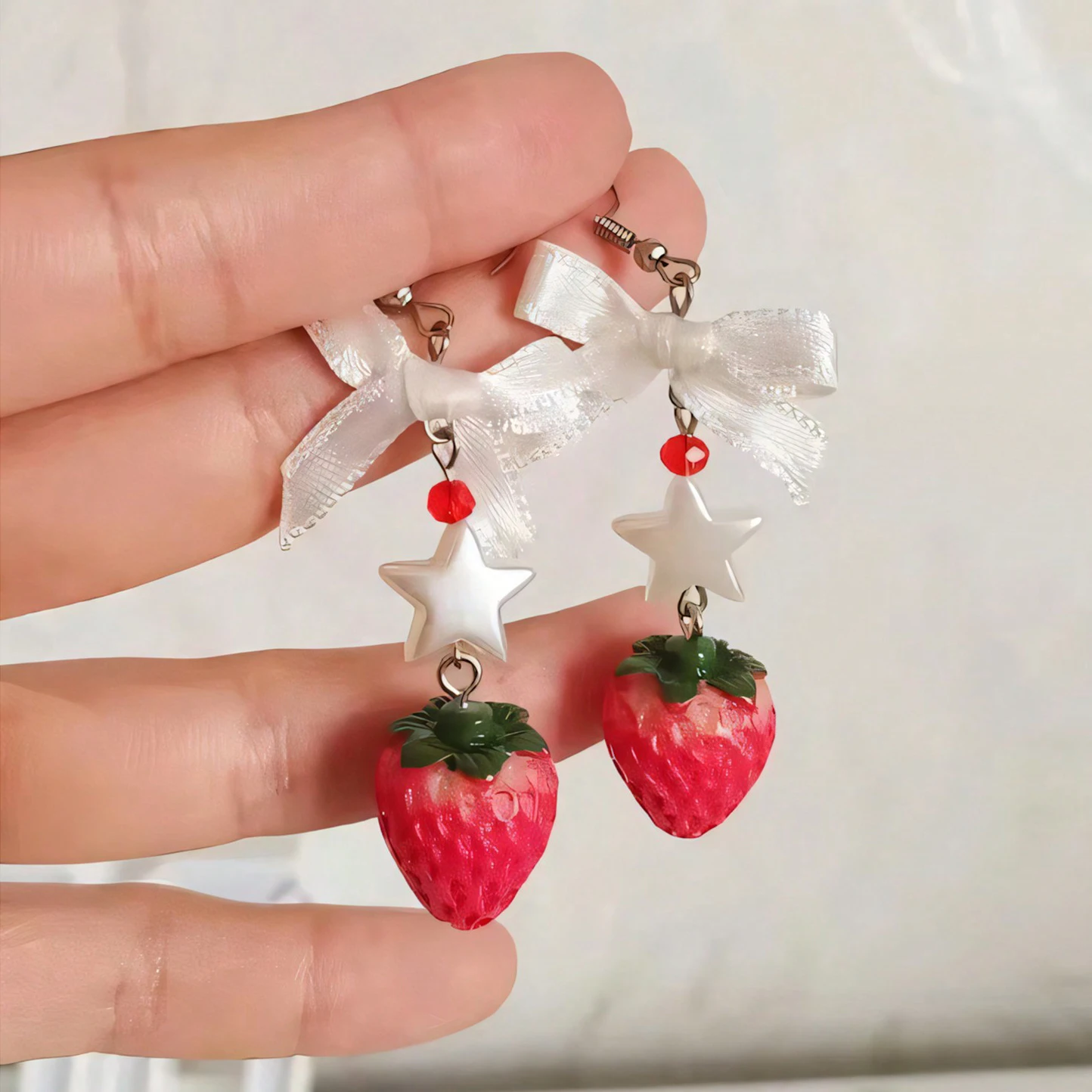 1 pair of handmade Y2K star bow strawberry pendant earrings, suitable for women to wear jewelry accessories, a beautiful gift fo
1 pair of handmade Y2K star bow strawberry pendant earrings, suitable for women to wear jewelry accessories, a beautiful gift fo