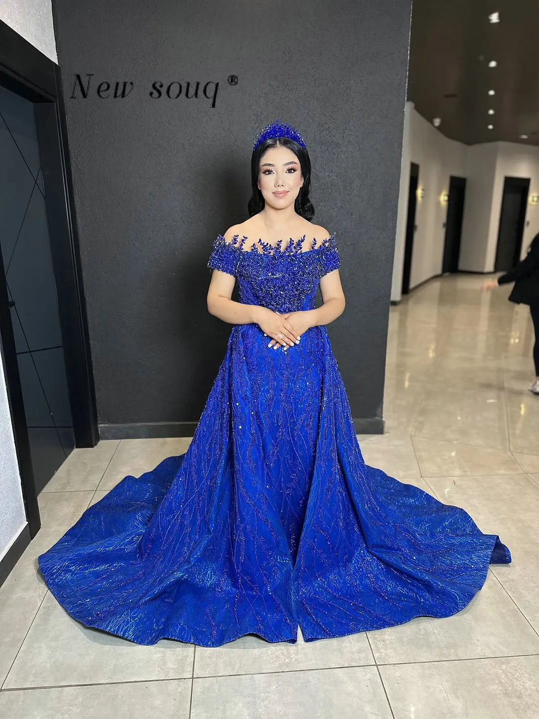 Дубайские королевские синие вечерние платья с открытыми плечами и верхней юбкой Элегантные кристаллы из бисера Вечерние платья для свадебной вечеринки по индивидуальному заказу
Дубайские королевские синие вечерние платья с открытыми плечами и верхней юбкой Элегантные кристаллы из бисера Вечерние платья для свадебной вечеринки по индивидуальному заказу