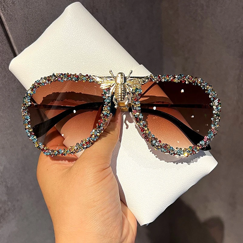 New Trend Personalized Bee Sunglasses With Diamonds Retro Metal Fashion Large Frame Sunglasses Men Women Elegant Sun Eyewears
New Trend Personalized Bee Sunglasses With Diamonds Retro Metal Fashion Large Frame Sunglasses Men Women Elegant Sun Eyewears