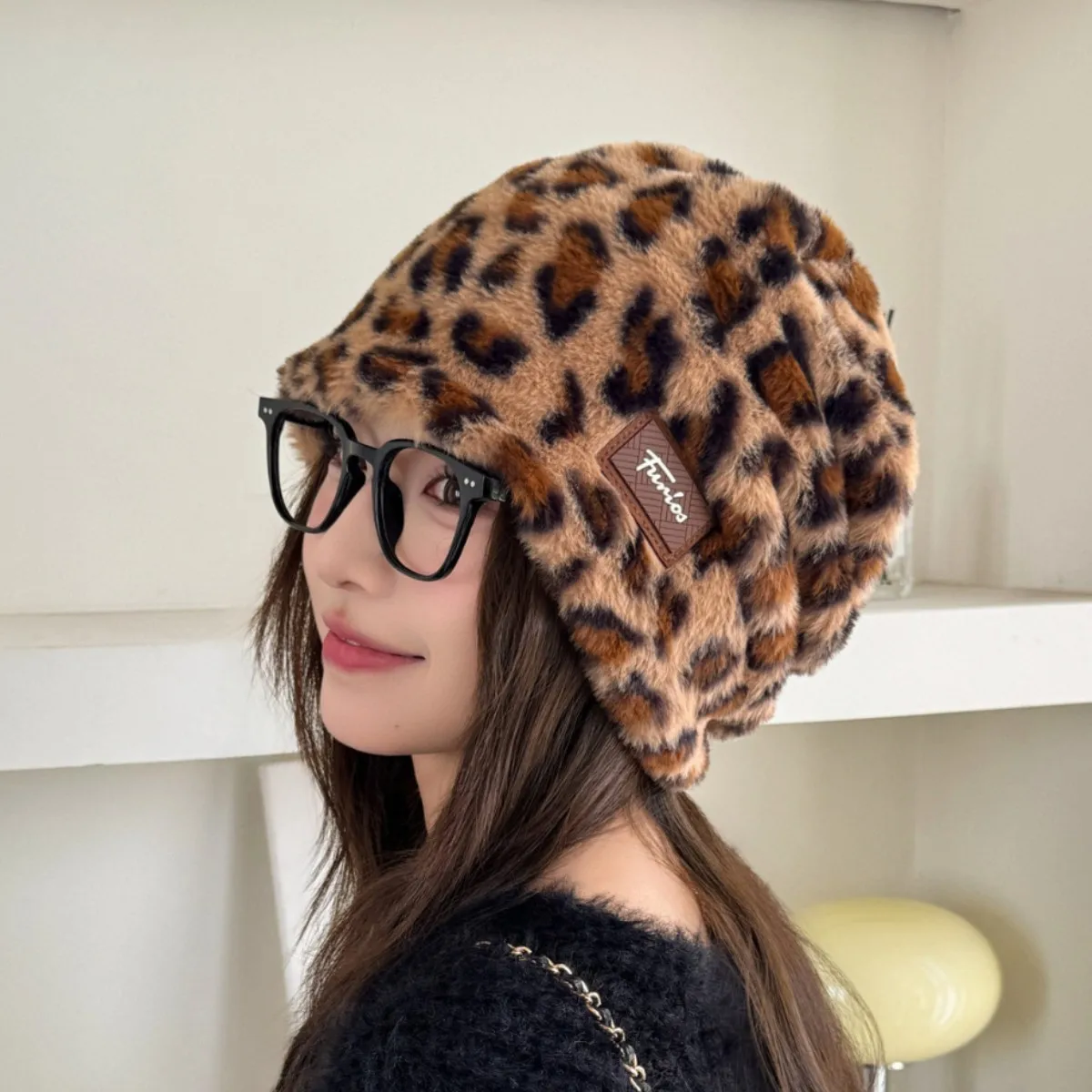 Корейский платок, универсальная шляпа с ворсом, плюшевая шляпа с леопардовым принтом, модная шапка на голову для холодильника, сезонов, головной убор, теплый
Корейский платок, универсальная шляпа с ворсом, плюшевая шляпа с леопардовым принтом, модная шапка на голову для холодильника, сезонов, головной убор, теплый