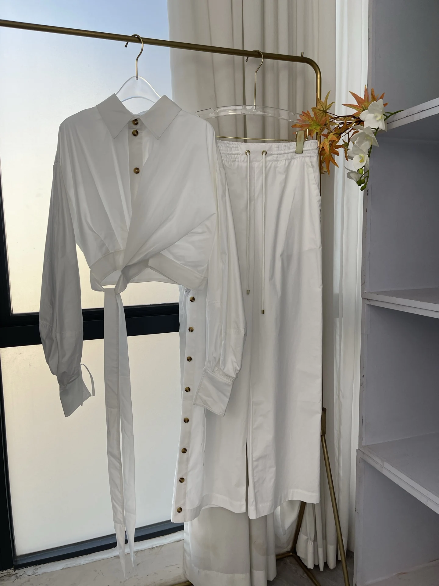 High Quality White Long Sleeve Warp Blouse Tops and White Side Button Decoration Pants Set
High Quality White Long Sleeve Warp Blouse Tops and White Side Button Decoration Pants Set