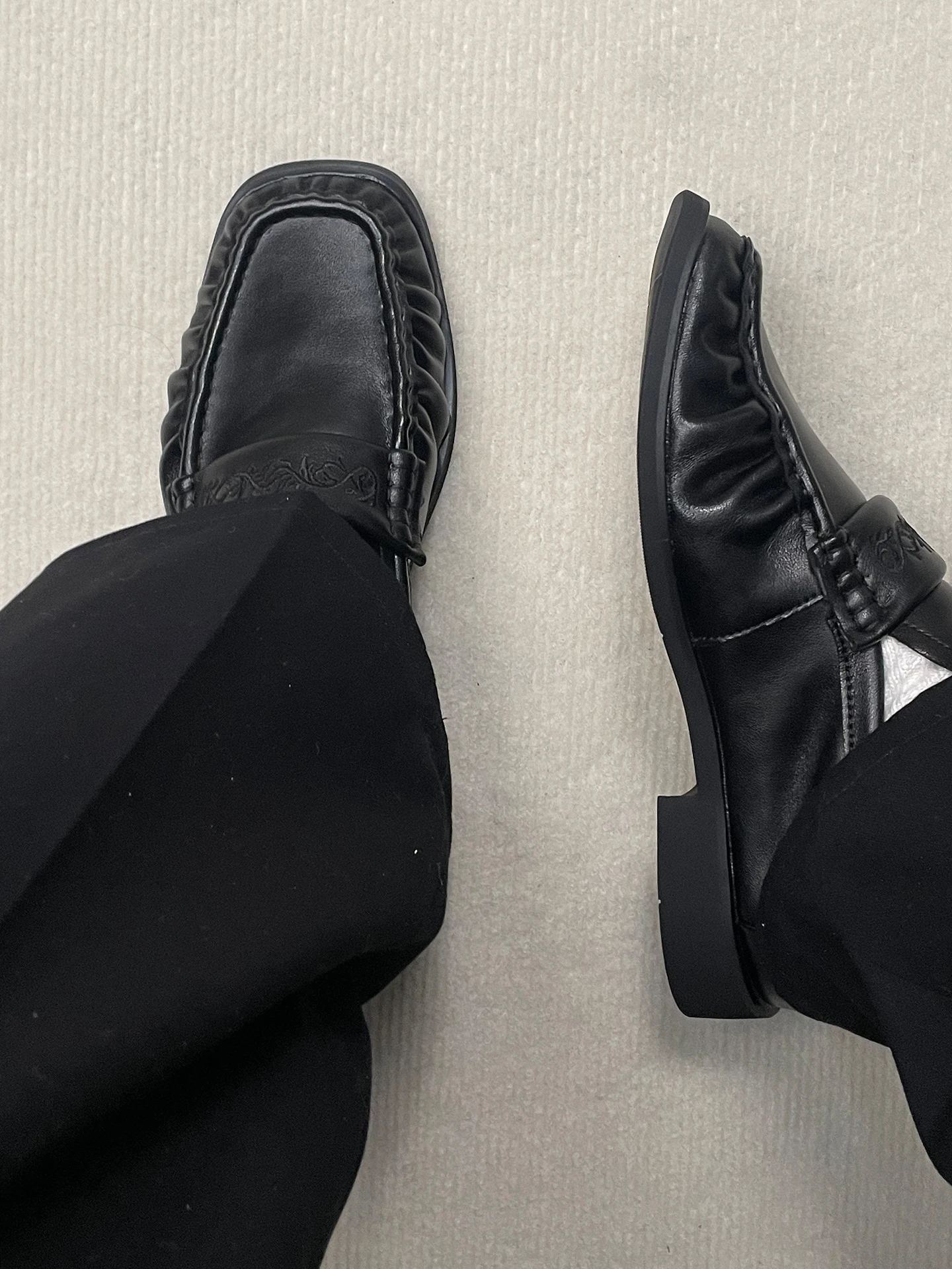 Men's Loafers Rose Carving Pattern Comfortable Wear-Resistant Rubber Outsole Casual Fashion Single Shoes for Commuting
Men's Loafers Rose Carving Pattern Comfortable Wear-Resistant Rubber Outsole Casual Fashion Single Shoes for Commuting