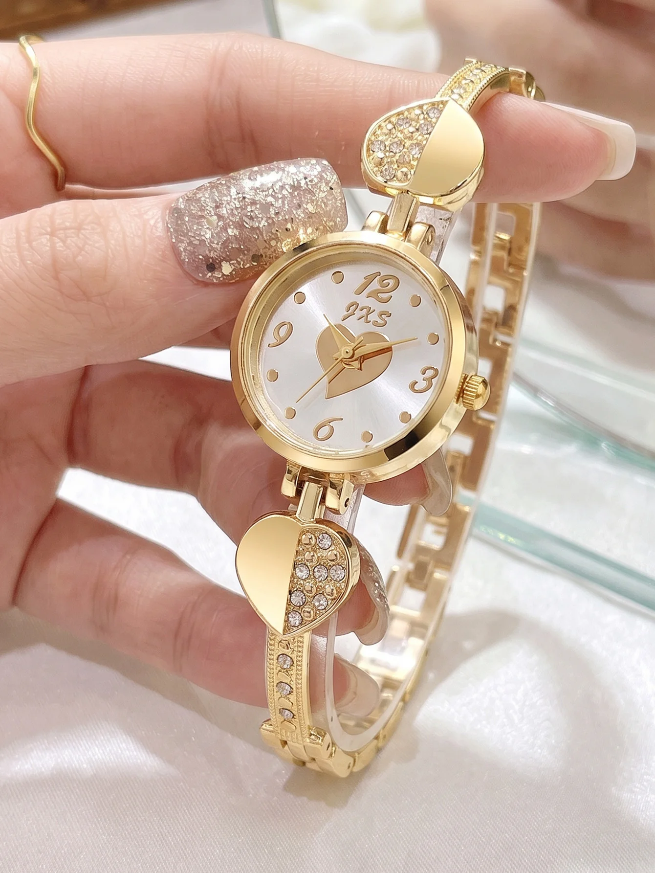 1pcs/set Teen 1Pcs Heart Rhinestone Inlaid Metal Bracelet Quartz Watch, No Box for Back To School, Vacation & Holiday Daily Wear
1pcs/set Teen 1Pcs Heart Rhinestone Inlaid Metal Bracelet Quartz Watch, No Box for Back To School, Vacation & Holiday Daily Wear