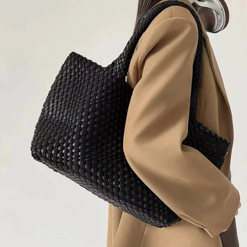 Веганская кожаная тканая большая сумка. Модная универсальная сумка большой вместимости на плечо и подмышки со съемной мини-сумочкой.
Веганская кожаная тканая большая сумка. Модная универсальная сумка большой вместимости на плечо и подмышки со съемной мини-сумочкой.