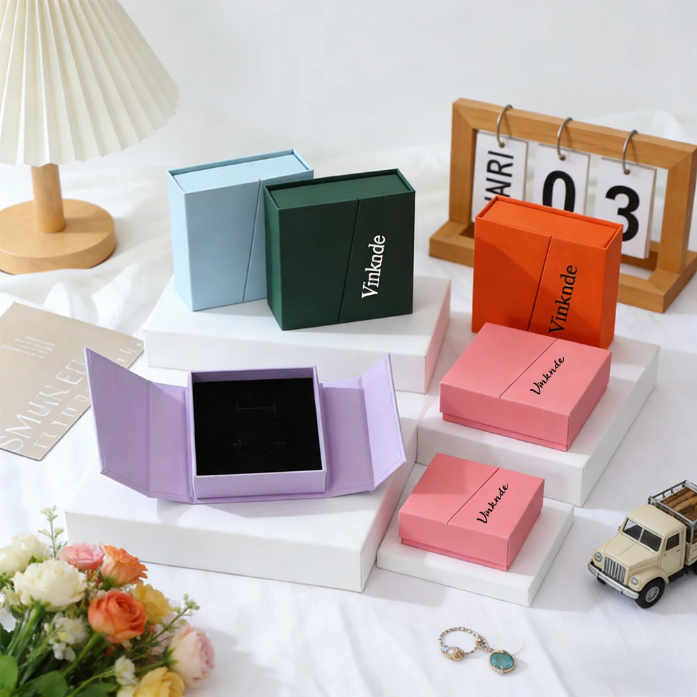 20 оптовых картонных коробок для ювелирных изделий, подарочная упаковка, органайзер для колец и серег, магнитный футляр для хранения, с возможностью индивидуальной печати
20 оптовых картонных коробок для ювелирных изделий, подарочная упаковка, органайзер для колец и серег, магнитный футляр для хранения, с возможностью индивидуальной печати