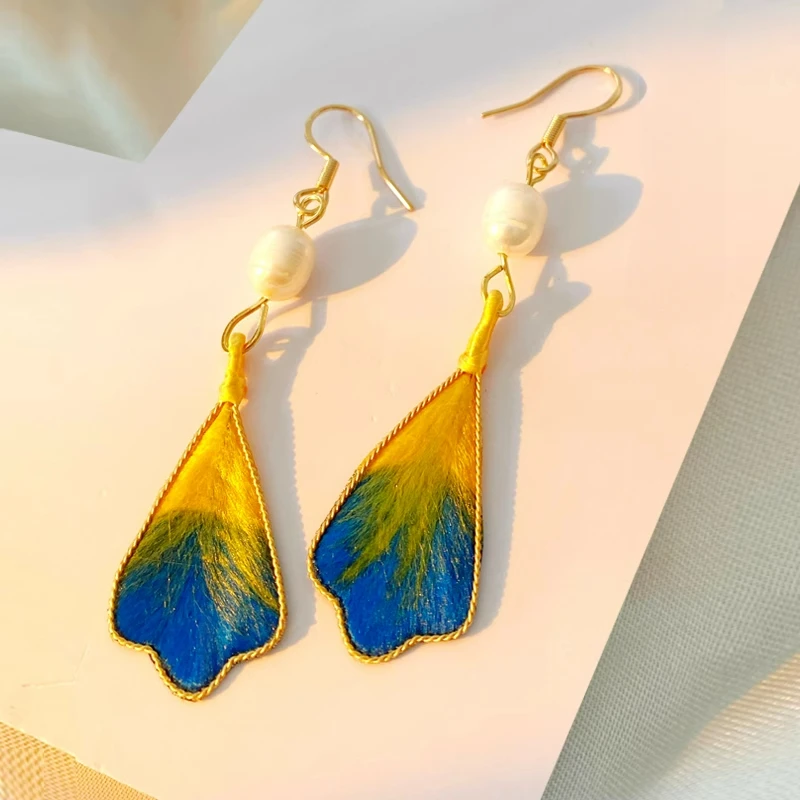 Intangible Cultural Heritage Edelweiss Earrings Pearl Silk Earrings New Chinese Classical Velvet Earrings
Intangible Cultural Heritage Edelweiss Earrings Pearl Silk Earrings New Chinese Classical Velvet Earrings