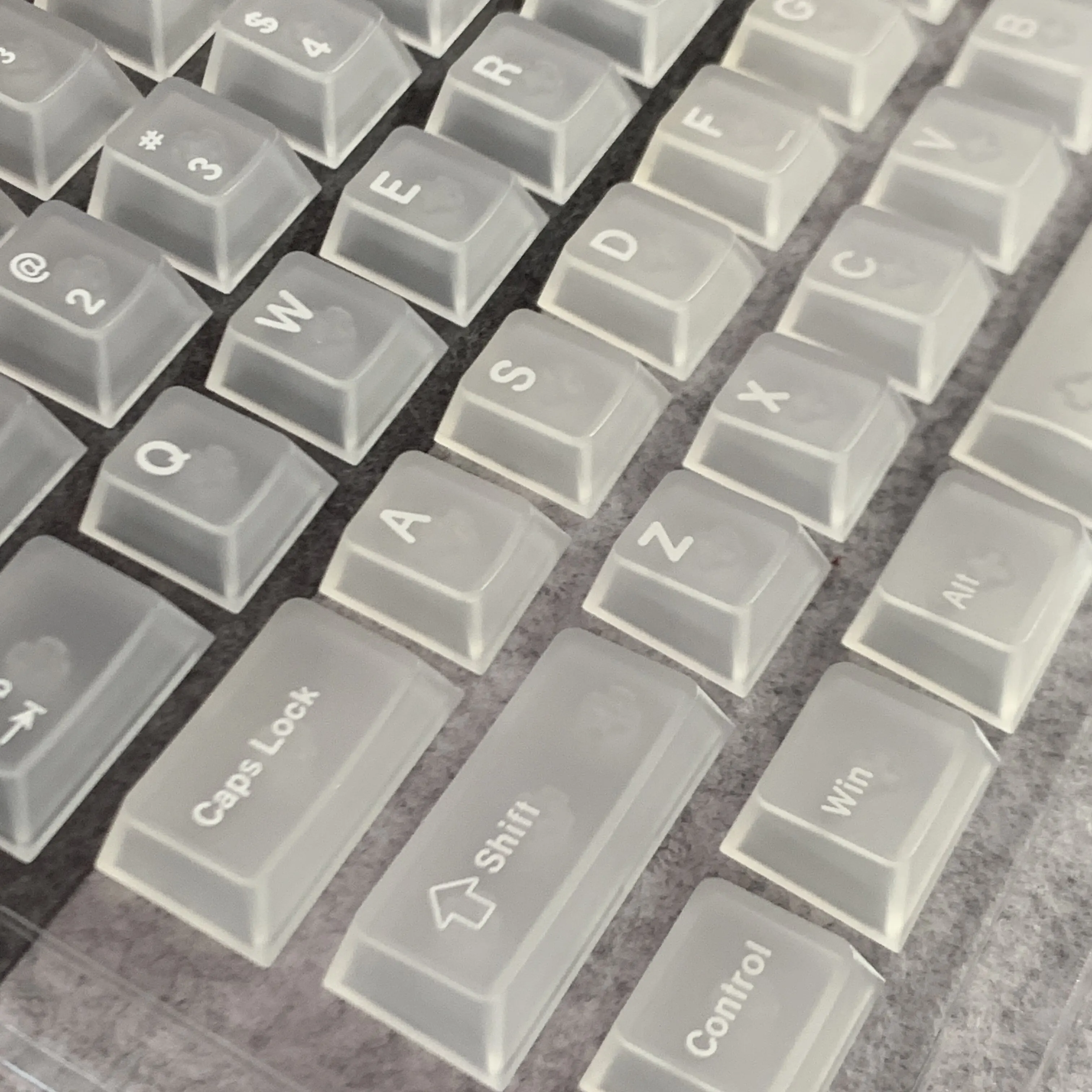 White fog keycaps are engraved keycaps Original height PC fog penetration process Simple adaptation Rog Mage
White fog keycaps are engraved keycaps Original height PC fog penetration process Simple adaptation Rog Mage