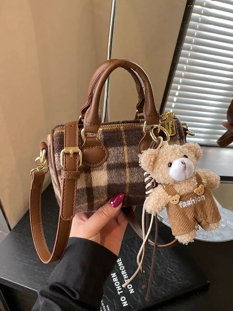 Retro Boston Bag Women's Faionable Plaid Woolen oulder Pillow Bag Detachable Strap Casual Use Spring Autumn Winter New Model
Retro Boston Bag Women's Faionable Plaid Woolen oulder Pillow Bag Detachable Strap Casual Use Spring Autumn Winter New Model