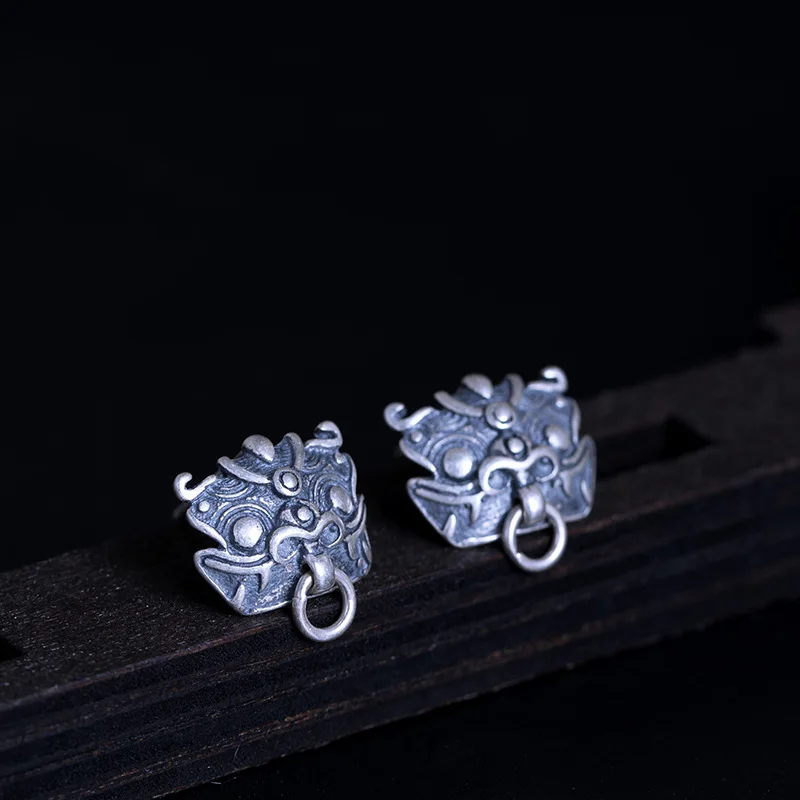 Handcrafted S925 Silver Ear Studs, Chinese Retro Guardian Beast Ear Studs, Unique Lion-head Circular Earrings, Classical Eleganc
Handcrafted S925 Silver Ear Studs, Chinese Retro Guardian Beast Ear Studs, Unique Lion-head Circular Earrings, Classical Eleganc