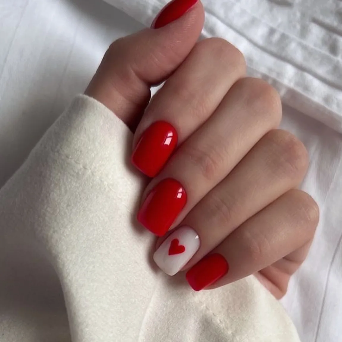 Heart-Shaped Red Flat Top Detachable Nail Short Glossy Solid-Colored A Whole Set Of Nails Of Different Sizes
Heart-Shaped Red Flat Top Detachable Nail Short Glossy Solid-Colored A Whole Set Of Nails Of Different Sizes