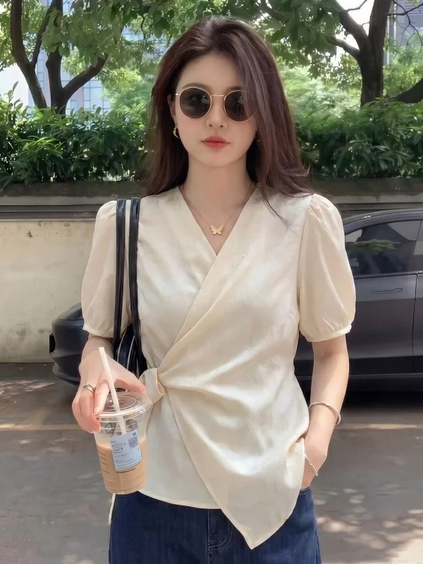 Elegant V-neck Acetate Satin Shirt Women's plus Size Belted Waist Top Korean Style Commute Fashion Loose Fit Short Sleeve
Elegant V-neck Acetate Satin Shirt Women's plus Size Belted Waist Top Korean Style Commute Fashion Loose Fit Short Sleeve
