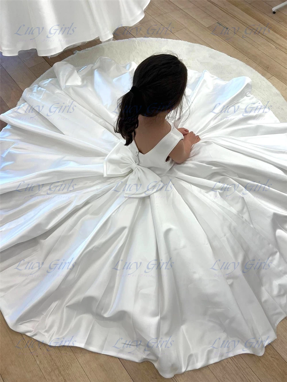 Lovely Bridesmaid Flower Girl Dress White Satin Fluffy with Bow for Little Girls Wedding Birthday Party Evening Ball Gowns
Lovely Bridesmaid Flower Girl Dress White Satin Fluffy with Bow for Little Girls Wedding Birthday Party Evening Ball Gowns