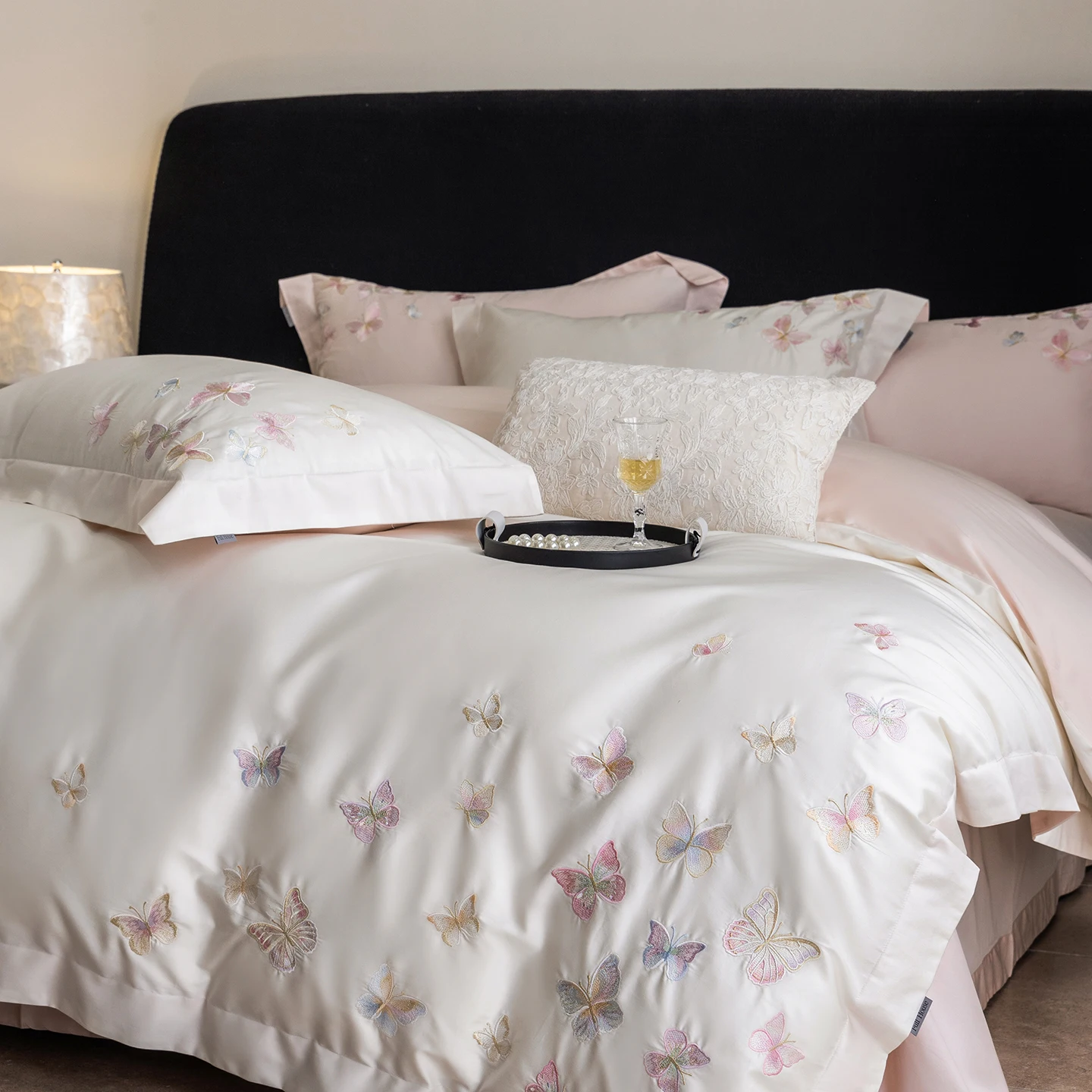 Colorful Butterfly Embroidery Luxury Bedding Set 1000TC Egyptian Cotton Duvet Cover Set Flat/Fitted Bed Sheet Pillowcases 4Pcs
Colorful Butterfly Embroidery Luxury Bedding Set 1000TC Egyptian Cotton Duvet Cover Set Flat/Fitted Bed Sheet Pillowcases 4Pcs