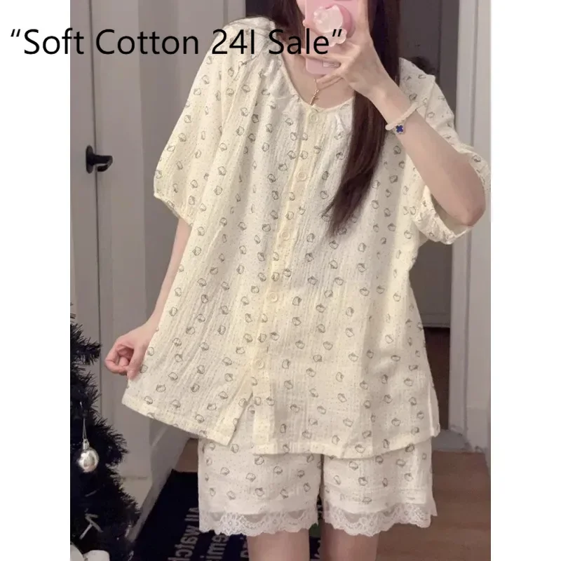 Summer pure cotton cartoon Hello Kitty pajamas women's short-sleeved shorts sweet can go out to wear loungewear two-piece set
Summer pure cotton cartoon Hello Kitty pajamas women's short-sleeved shorts sweet can go out to wear loungewear two-piece set