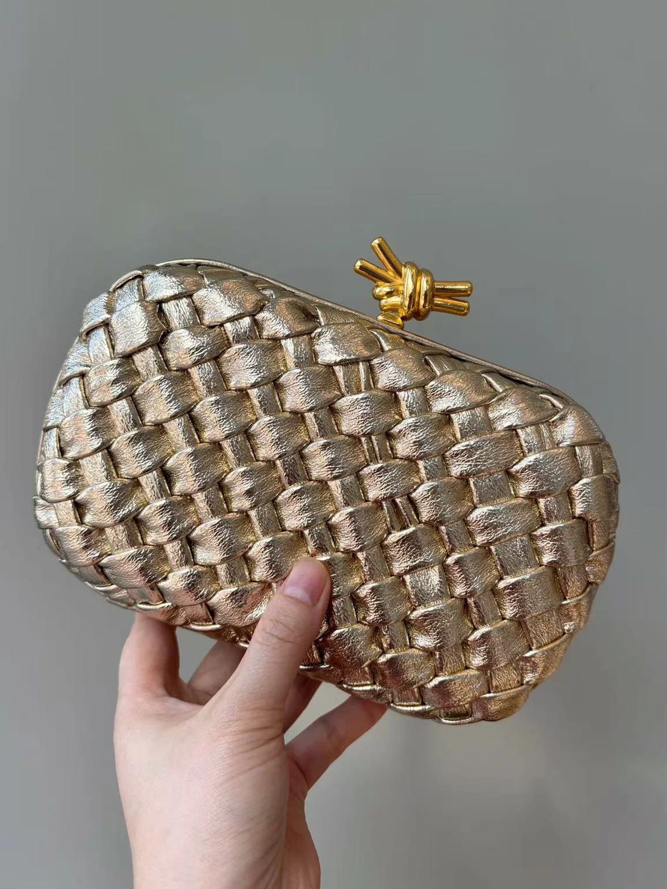2025 fashion new ladies clutch bag high sense niche design woven bag elegant dinner clutch shoulder slung chain fashion high qua
2025 fashion new ladies clutch bag high sense niche design woven bag elegant dinner clutch shoulder slung chain fashion high qua