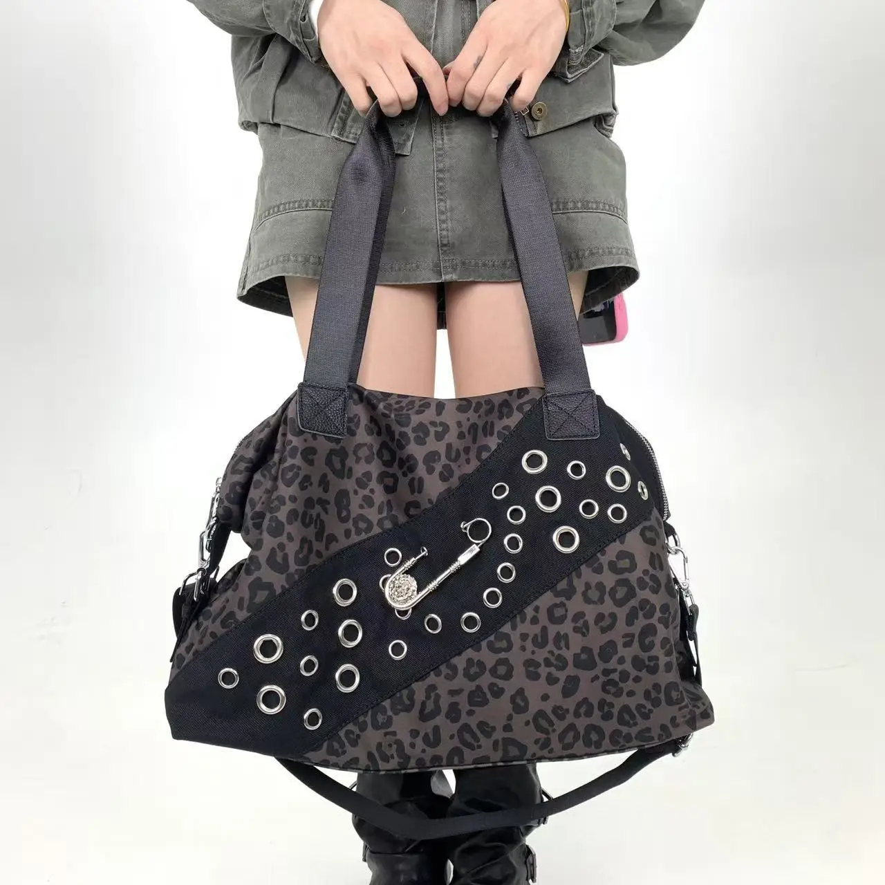 Y2K women's personalized leopard print street tote bag, large capacity pin, niche design, crossbody shoulder bag
Y2K women's personalized leopard print street tote bag, large capacity pin, niche design, crossbody shoulder bag