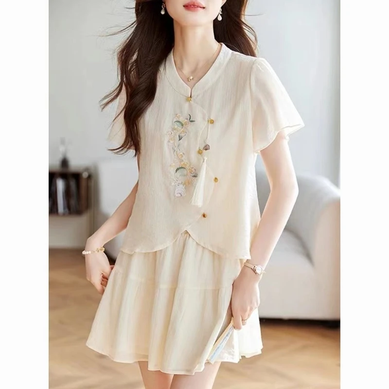 Летний новый элегантный комплект из двух предметов: женская рубашка из шифона с коротким рукавом в китайском стиле с вышивкой + универсальная юбка-полусолнце.
Летний новый элегантный комплект из двух предметов: женская рубашка из шифона с коротким рукавом в китайском стиле с вышивкой + универсальная юбка-полусолнце.